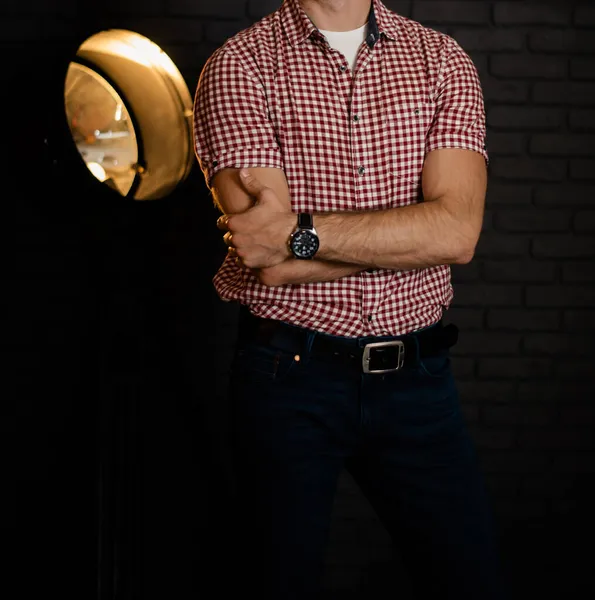 Hombre Con Una Camisa Cuadros Una Habitación Oscura —  Fotos de Stock