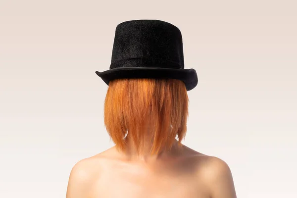 Simsiz Kızıl Saçlı Çıplak Omuzlu Siyah Şapkalı Bir Kadın Gizemli — Stok fotoğraf