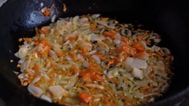 Soğan ve havuç yağda tavada kızartılır..