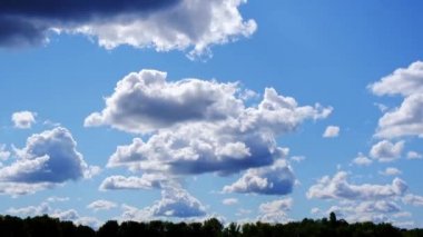 Bulutlu ve güneşli mavi gökyüzü.