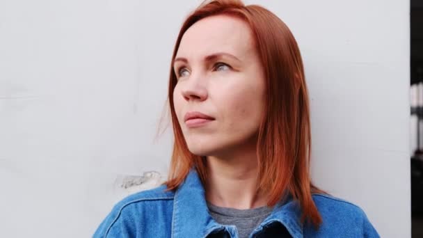 Retrato Una Mujer Pelo Rojo Mediana Edad Con Una Camisa — Vídeos de Stock