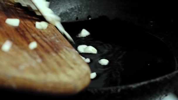 Gehackter Knoblauch Olivenöl Einer Pfanne Braten Zubereitung Zum Kochen — Stockvideo