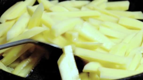 Cozinhar Batatas Fritas Uma Panela Mexendo Fatias Batatas Cozinhando — Vídeo de Stock