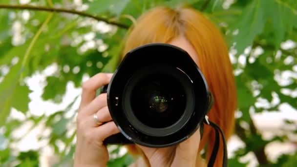 Rudovlasá Dívka Drží Létě Fotoaparát Pozadí Zelených Listů Velký Objektiv — Stock video