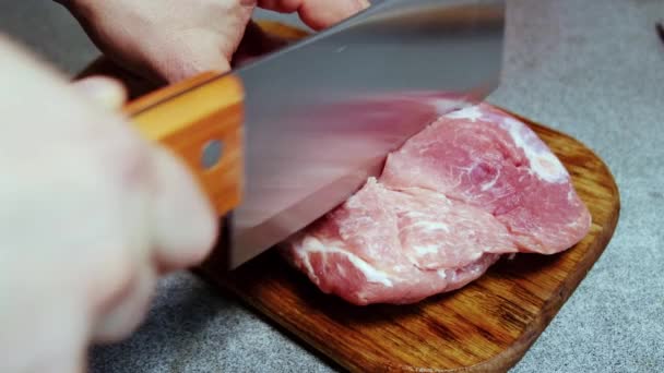 Rauw Vlees Snijden Met Een Groot Slagersmes Varkenshalsbereiding Voor Het — Stockvideo