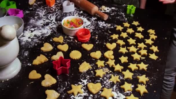 Plusieurs Enfants Méconnaissables Préparent Différentes Formes Biscuits Anniversaire Sablés Sur — Video