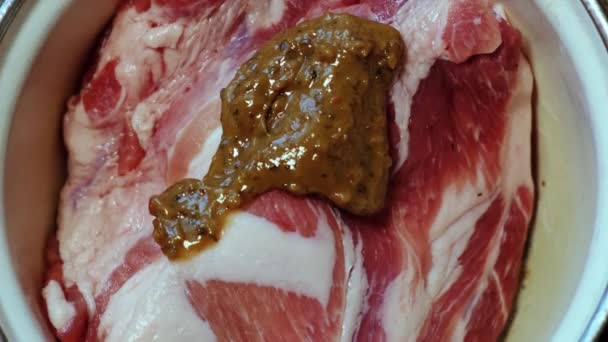 Marynować Surowe Mięso Rozprowadzić Marynatę Śliwkową Świeżym Kawałku Surowego Mięsa — Wideo stockowe