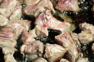 Tavada kızarmış et kebabı. Yağda kızartılmış et parçaları. Yemek pişirme.