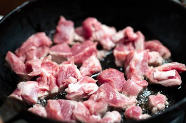 Tavada çiğ et kebabı. Et parçaları kızaracak..