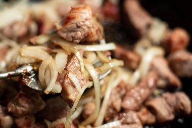 Havuçlu ve soğanlı kızarmış et kebabı. Kızartma tavasında haşlanmış et..