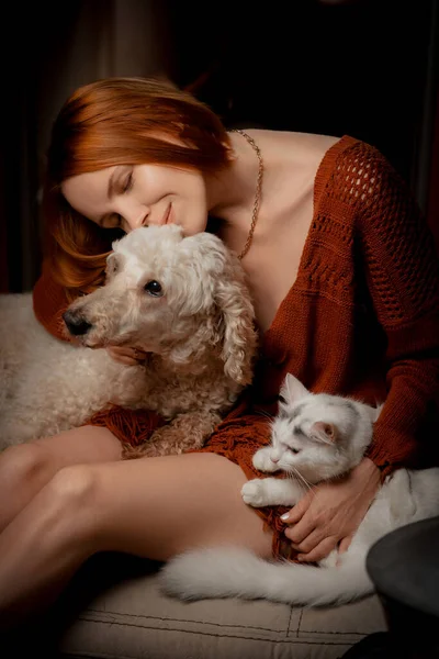 Aantrekkelijke Jarige Vrouw Met Een Witte Kat Hond Dierenverzorging — Stockfoto