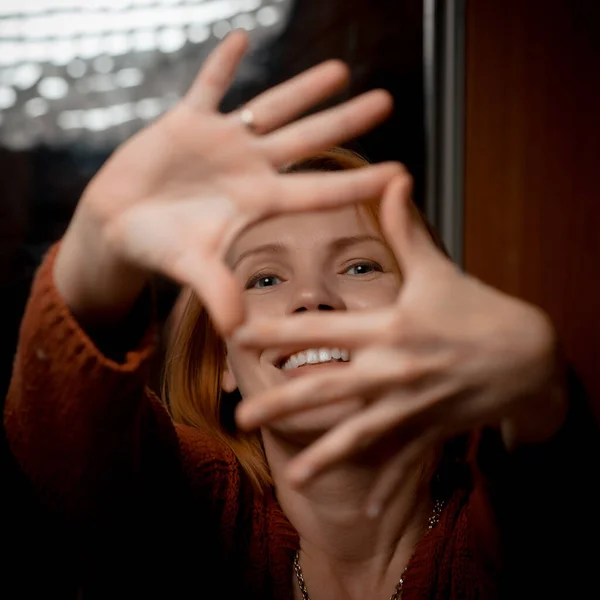 Una Mujer Mediana Edad Satisfecha Sostiene Sus Dedos Como Una — Foto de Stock