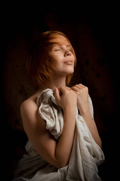 Une Femme Mignonne Enveloppée Dans Tissu Blanc Rêve Sur Fond — Photo