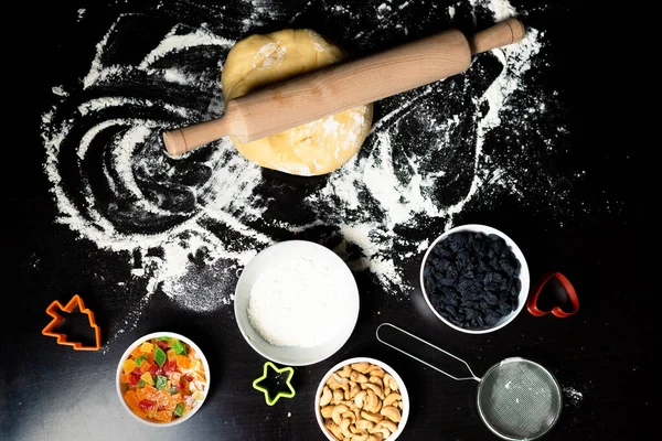 Ингредиенты Приготовления Печенья Темном Фоне Печенье Корочки Столе Конфеты Изюм — стоковое фото