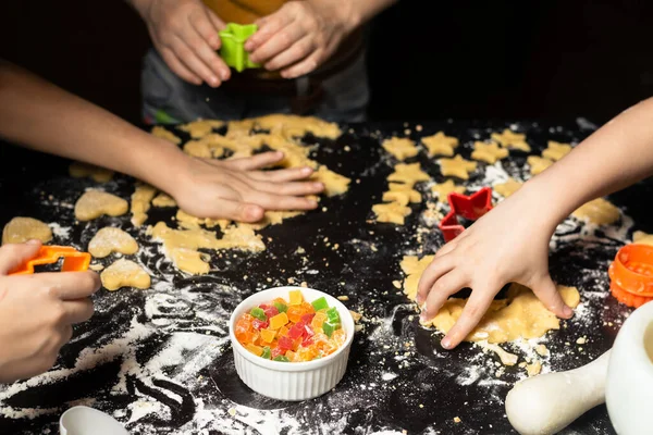 Діти Зайняті Приготуванням Пісочного Печива Темному Тлі — стокове фото