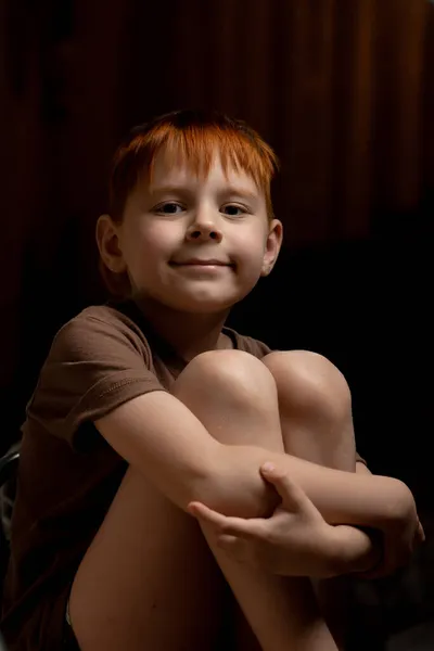 Молодий Рудий Хлопчик Вісім Років Дивиться Посміхається Камеру Темному Тлі — стокове фото