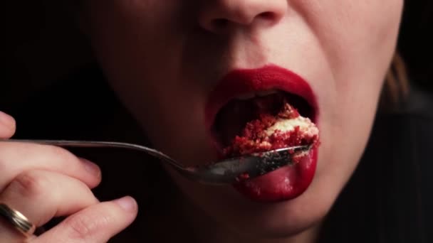 Kobieta Średnim Wieku Jasnoczerwonymi Ustami Zjada Tort Ciemnym Otoczeniu Niezdrowe — Wideo stockowe