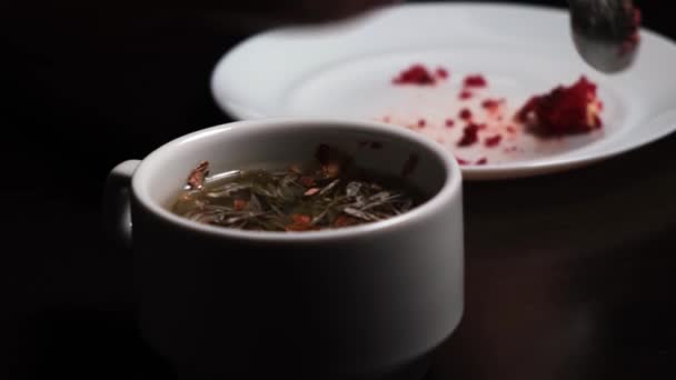 Planda Bir Fincan Bitkisel Çay Fosforlu Kekin Arka Planında — Stok video