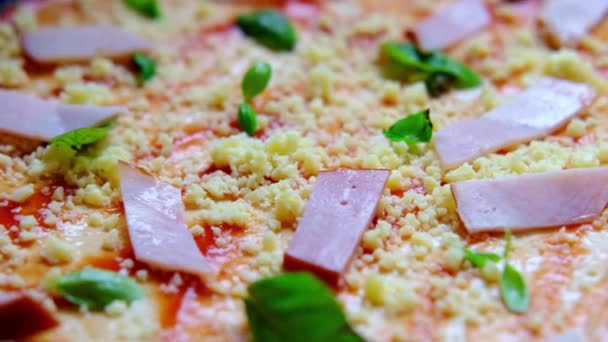 Hand Legt Plakjes Ham Pizza Deeg Het Proces Van Pizza — Stockvideo