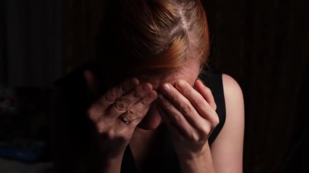 Begreppet Kvinnlig Huvudvärk Kvinnan Gnider Pannan Med Fingrarna — Stockvideo