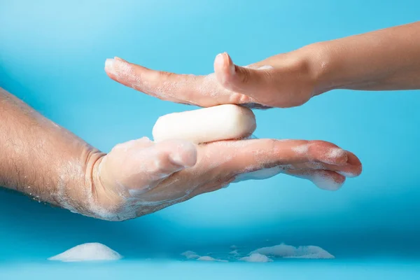 Man Och Kvinna Hand Tvålblå Bakgrund Handtvätt Personlig Hygien Koncept — Stockfoto