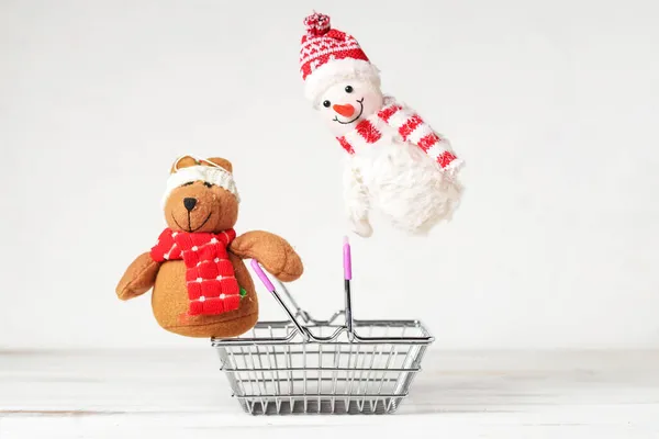 Новорічна Різдвяна Концепція Продажу Новорічні Іграшки Біля Кошика Білому Тлі — стокове фото