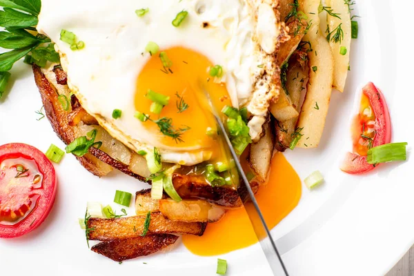 Patate Fritte Con Uovo Con Tuorlo Fluido Erbe Pomodori Piatto — Foto Stock