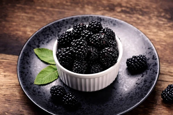 Fresh Blackberries White Bowl Black Plate Wooden Background Close — Stock Photo, Image