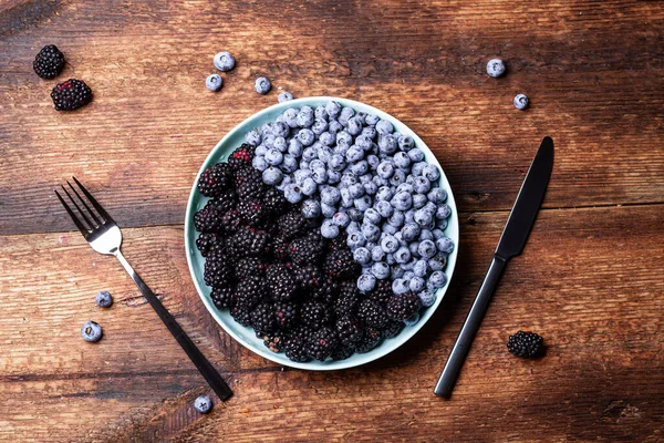 Blueberries Blackberries Plate Dark Wooden Background Cutlery Concept Vegetarianism Healthy — Stock Photo, Image