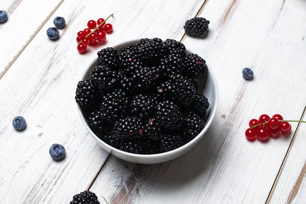 Fresh Blackberries Plate White Wooden Background — Stock Photo, Image