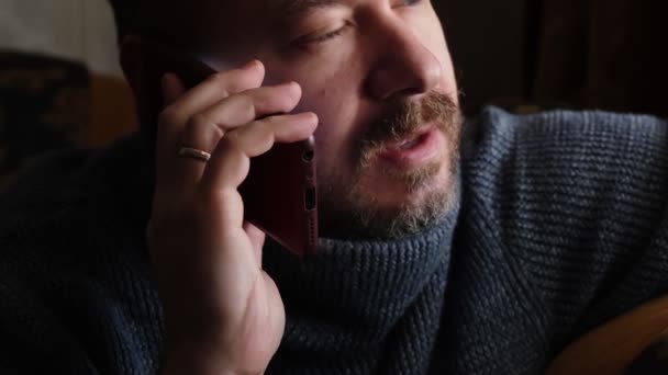 Eine Nahaufnahme Eines Unrasierten Mannes Die Vierzig Pullover Spricht Telefon — Stockvideo