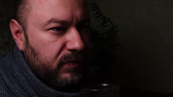 一个四十岁的不修边幅 阴郁阴郁的男人在家里喝酒 — 图库视频影像