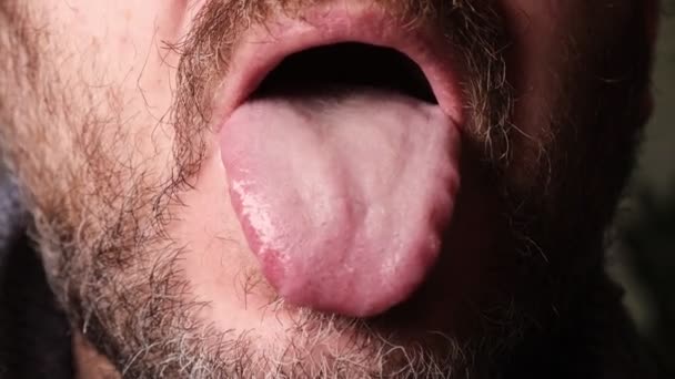 Hombre Sin Afeitar Abre Boca Saca Lengua — Vídeos de Stock