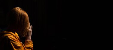 Siyah arka planda avuç içi katlanmış dua eden bir kadın. Pankart. Metnin için yer.