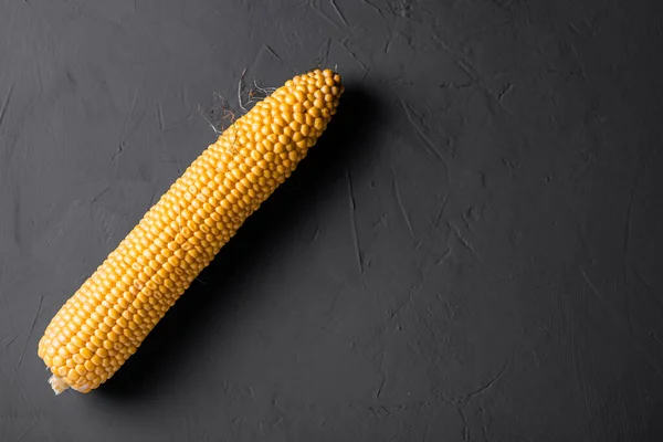 Peeled Raw Corn Gray Concrete Background — Stock Photo, Image