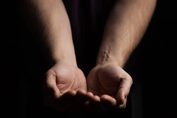 Mãos Masculinas Palmas Para Cima Escuro Pedir Conceito Oração — Fotografia de Stock