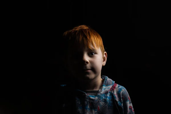 Karanlıkta Sekiz Yaşında Kızıl Saçlı Bir Çocuğun Portresi — Stok fotoğraf