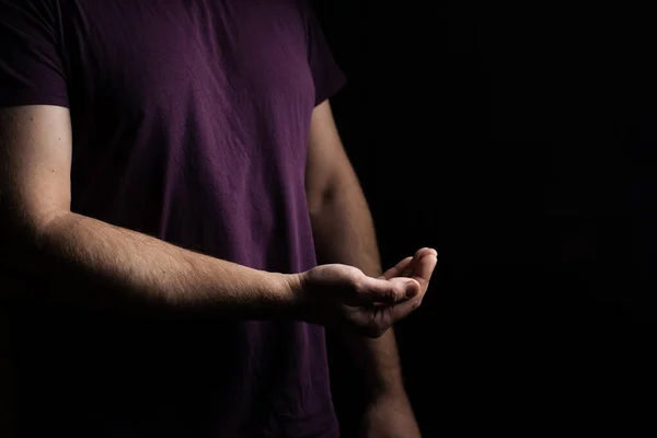 Leere Männliche Hand Handfläche Nach Oben Auf Schwarzem Hintergrund Geben — Stockfoto