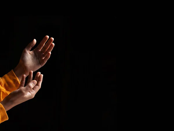 Oração Mãos Das Mulheres Estendidas Direção Luz Sobre Fundo Escuro — Fotografia de Stock