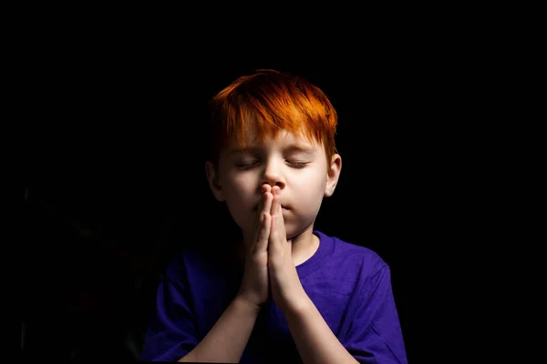 Gebed Van Een Kind Het Donker Roodharige Jongen Biddend Een — Stockfoto