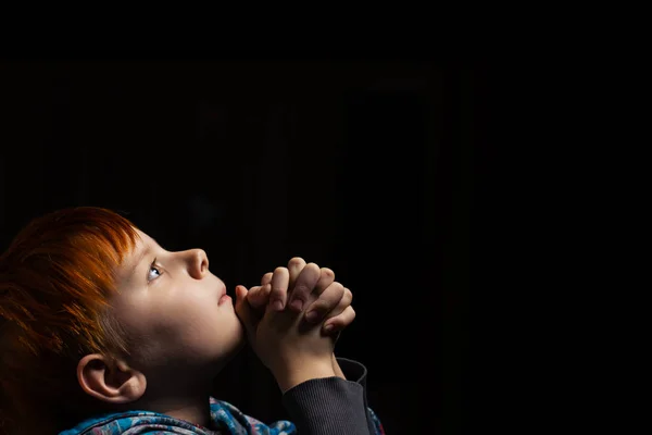 Молитва Ребенка Темноте Рыжеволосый Мальчик Молится Вид Сбоку — стоковое фото