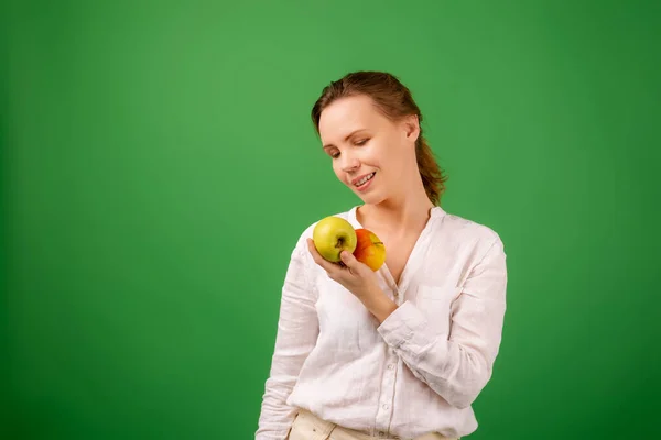 Una Mujer Bonita Mediana Edad Con Una Camisa Blanca Con —  Fotos de Stock