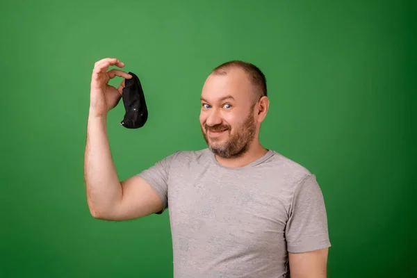 Uomo Mezza Età Mostra Calzino Sporco Uno Sfondo Verde Lavanderia — Foto Stock