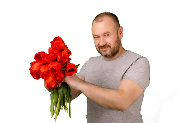 Небритый Счастливый Мужчина Средних Лет Букетом Красных Цветов Тюльпана Одобрительным — стоковое фото