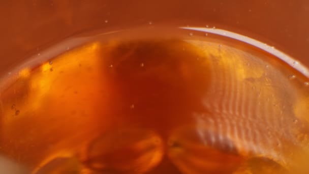 Champagnerblasen Auf Der Oberfläche Des Glases Aus Nächster Nähe — Stockvideo