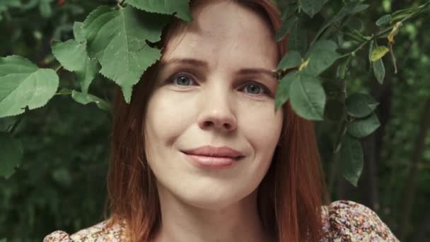 Sjælden Håret Kvinde Fyrre Smiler Baggrund Grønt Træ Kigger Ind – Stock-video