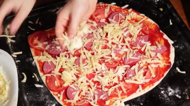Детские Руки Посыпали Пиццу Тертым Сыром Готовить Пиццу Дома — стоковое видео