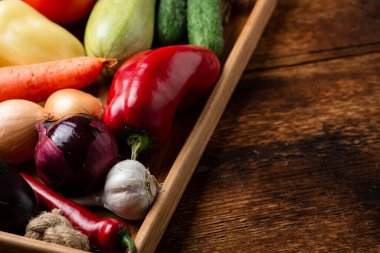 Çeşitli sebzeler - kabak, patlıcan, biber, domates ve ahşap kaplama. Yemek hazırlığı.