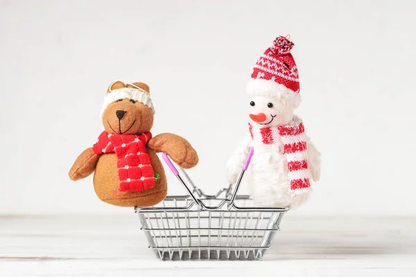 Новорічна Різдвяна Концепція Продажу Новорічні Іграшки Біля Кошика Білому Тлі — стокове фото