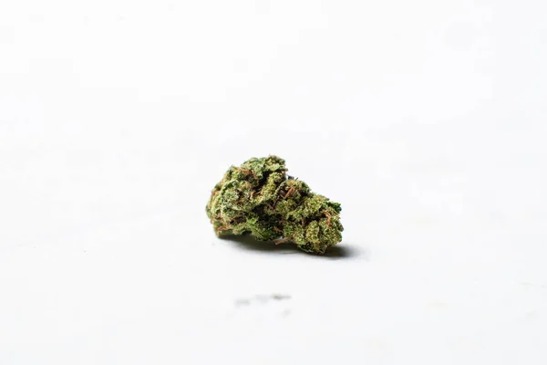 Bourgeon Marijuana Sur Fond Blanc Concept Microdosage — Photo